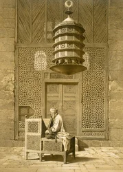 Le Caire : Mosquée funéraire ou sépulcrale du sultan Barquq, imam assis lisant le Coran, devant un écran ajouré, 14e siècle, 19e siècle